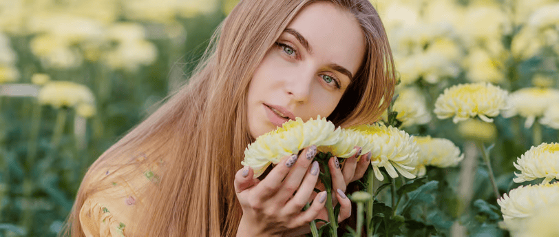 mujer-joven-invernadero-flores-m6LP46XX67SpE9Rk